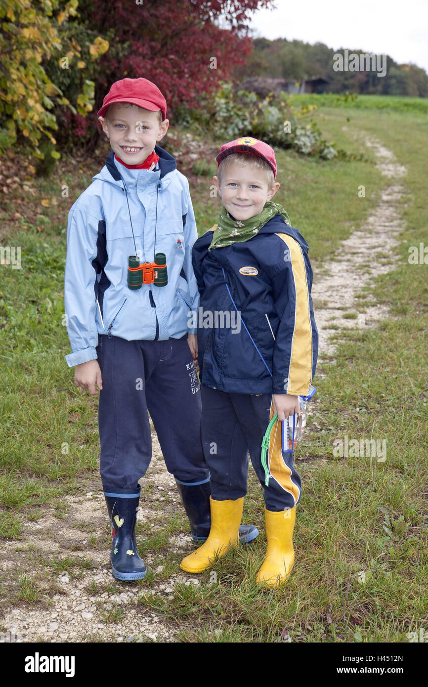 Deux garçons, 6 et 7 ans, à l'extérieur, dans d'un chemin de campagne, stand, modèle libéré, Banque D'Images