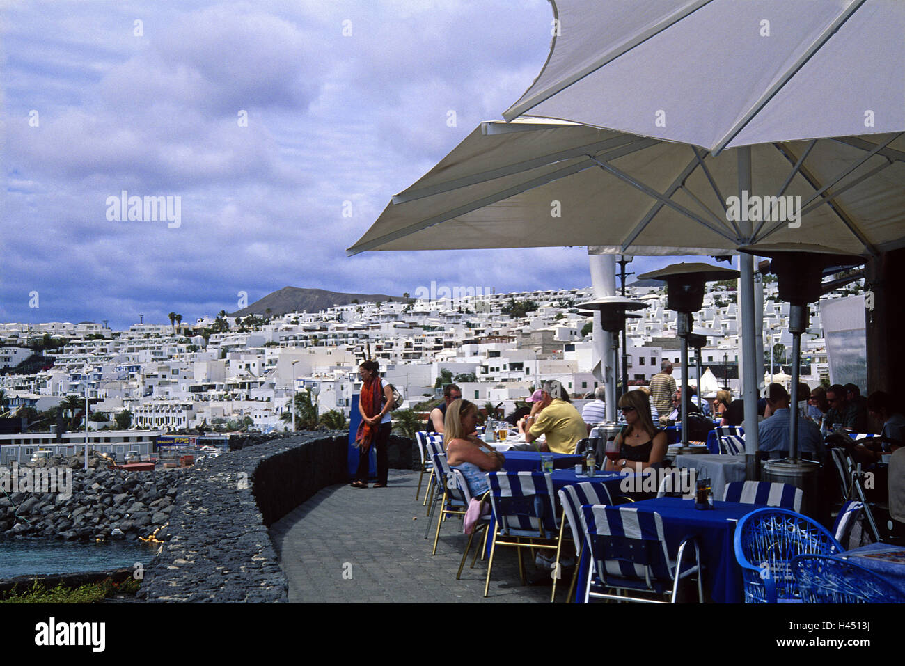 L'Espagne, les Canaries, l'île de Lanzarote, Puerto del Carmen, restaurant, port, réduite, le modèle ne libération, Banque D'Images