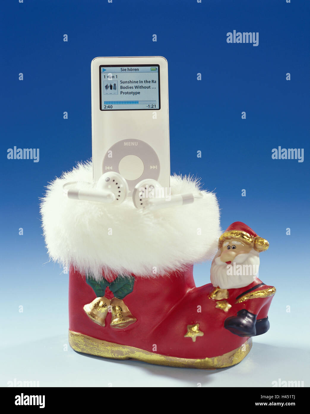 St Nicholas-démarrage, l'iPod nano, l'affichage, sait menu-point, aucun des biens jouer musique musique-titres, les auditeurs à l'oreille, le temps de Noël Le temps de pré-Noël St Nicholas boots bottes-céramique, St Nicholas-cadeau, cadeau, surprise, la conversation-électronique, technologie, numérique, Musik-Player, MP3-Player, MP3, écouteurs, menu-point, ad, titre, télécharger, joue, entend, écoute, la polyvalence, la musique-sélection, la musique-collection, chansons, la flexibilité, la mobilité, le stockage-moyenne, portabel, pratique, tendance, still life, couleur-cours, studio, Banque D'Images
