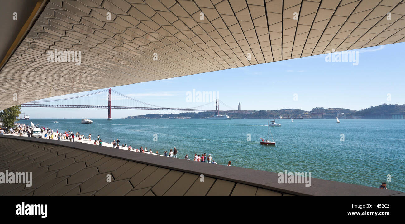 Vue sur le Pont du 25 avril vu depuis le nouveau musée d'art, d'architecture et de la technologie à Lisbonne, Portugal Banque D'Images