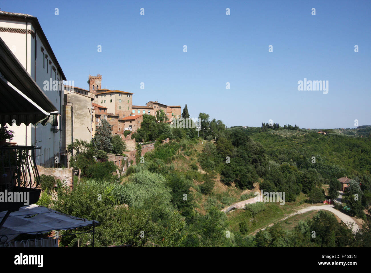 Italie, Toscane, San Miniato, vue sur ville, ville, la destination, le lieu d'intérêts, de l'architecture, les maisons, les bâtiments, maisons, paysages, hill, ciel, bleu, sans nuages, Banque D'Images