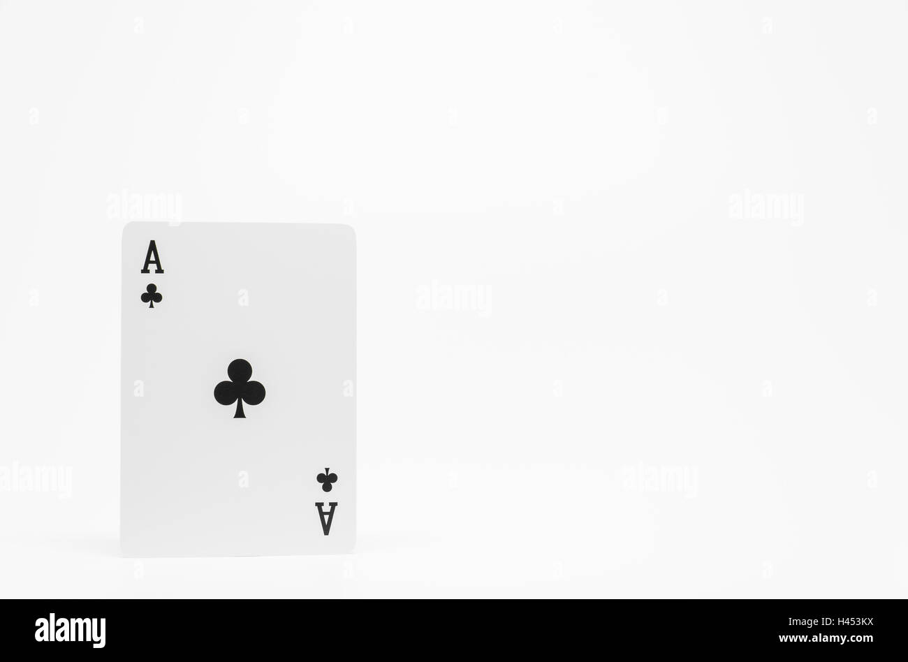 Carte Ace club noir sur fond blanc, selective focus Banque D'Images
