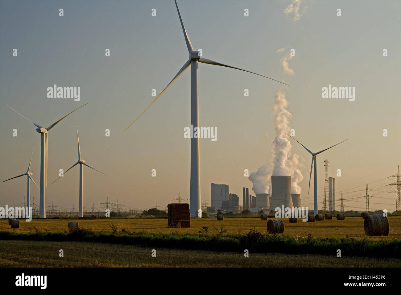 L'Allemagne, en Rhénanie du Nord-Westphalie, Niederaußem, brown centrale à charbon, les tours de refroidissement, vapeur, vent, lumière du soir, mountain home, ville, power station, du lignite, le courant, l'électricité, de la technologie, l'énergie, l'industrie, centrale à charbon, des installations industrielles, la production d'électricité, la production d'énergie, la fourniture d'électricité, d'alimentation, la production actuelle, l'impact sur l'environnement, question, la vapeur, l'industrialisation, l'économie, de l'industrie, l'icône, la pollution environnementale, la pollution de l'air, polluants atmosphériques, alternativement, régénératrice, les énergies renouvelables, l'énergie éolienne, Banque D'Images