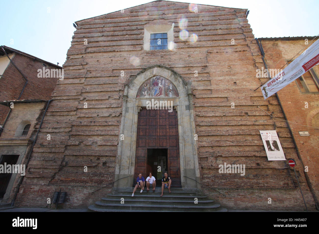 Italie, Toscane, San Miniato, l'église San Jacopo e Lucia, d'entrée, escaliers, touristiques, le modèle ne libération, la ville, la destination, le lieu d'intérêts, d'un bâtiment, l'architecture, l'église, la construction sacrée, façade, portail, façade de briques, de la personne, du tourisme, de l'extérieur, Banque D'Images