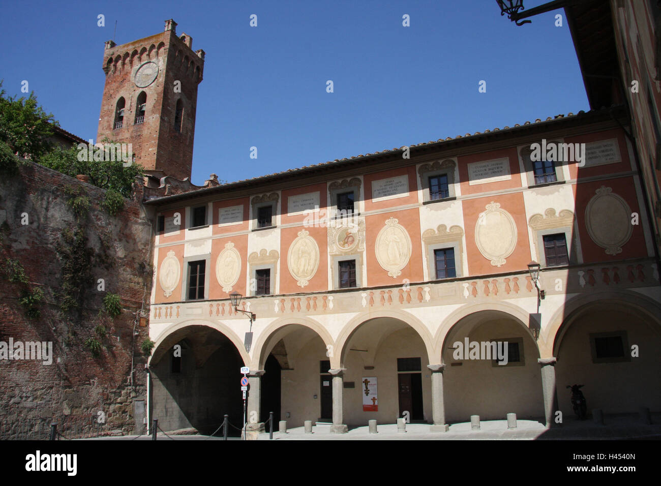 Italie, Toscane, San Miniato, Piazza della Republica, Seminario Vescovile, clocher, détail, ville, la destination, le lieu d'intérêts, d'un bâtiment, d'architecture, Tower, façades, rénove, arcades, tunnels, passage, séminaire, séminaire, séminaire palace, fresques, à l'extérieur, déserte, Banque D'Images