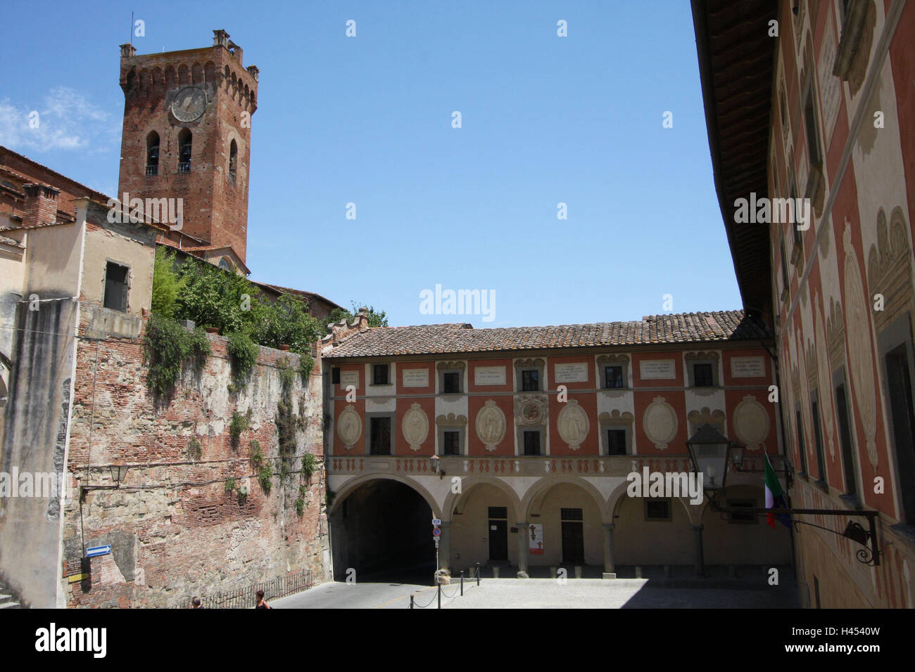 Italie, Toscane, San Miniato, Piazza della Republica, Seminario Vescovile, clocher, ville, la destination, le lieu d'intérêts, d'un bâtiment, d'architecture, tour, façades, rénové, d'arcades, de tunnels, de passage, séminaire, séminaire, séminaire palace, fresques, à l'extérieur, déserte, Banque D'Images