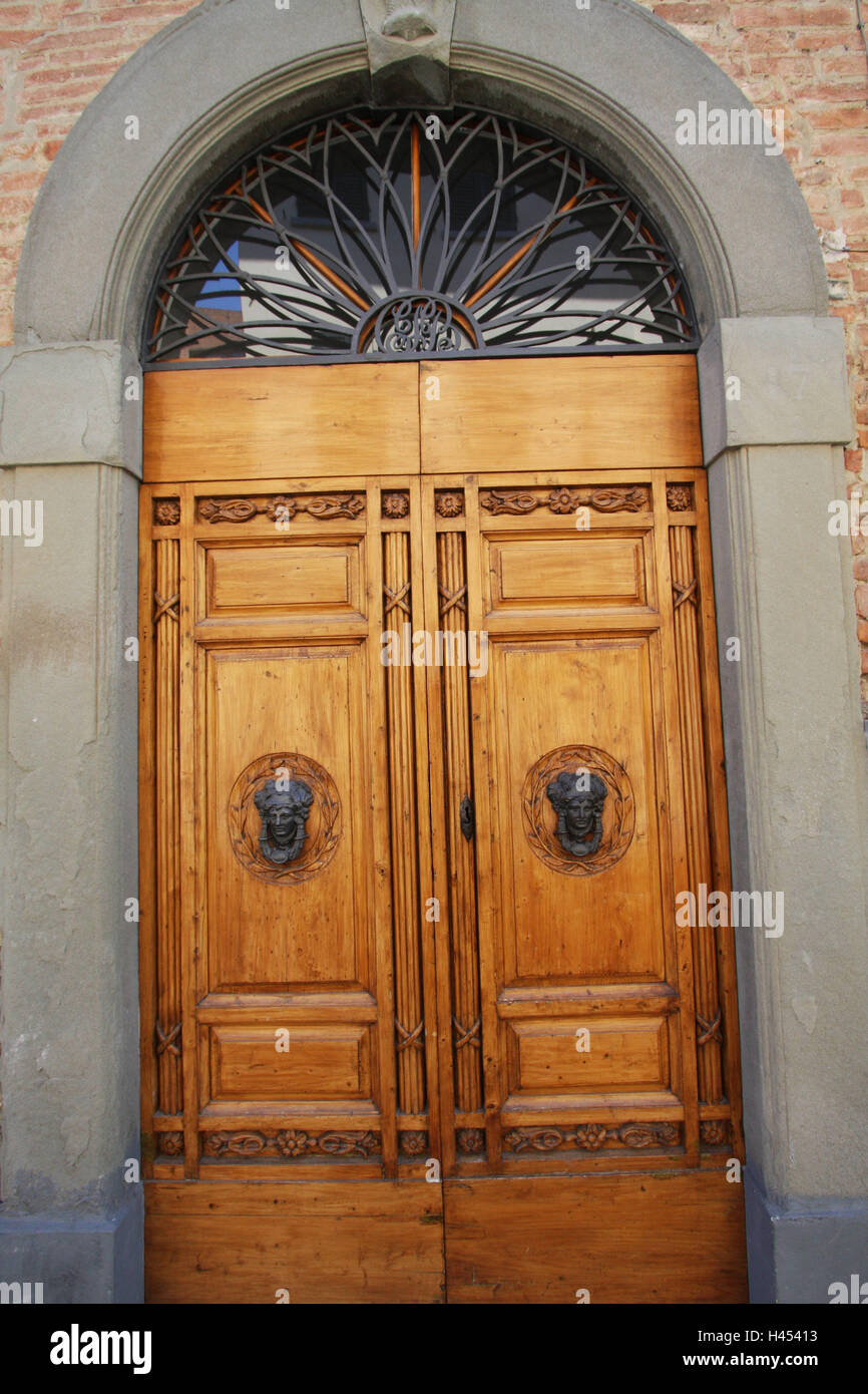 Italie, Toscane, San Miniato, maison d'habitation, porte avant, porte doorknocker, ville, destination, maison, à l'extérieur, portail, porte en bois, sculpture, doorknocker, armoriée, grille, Smith, fer à repasser, élégant, Banque D'Images
