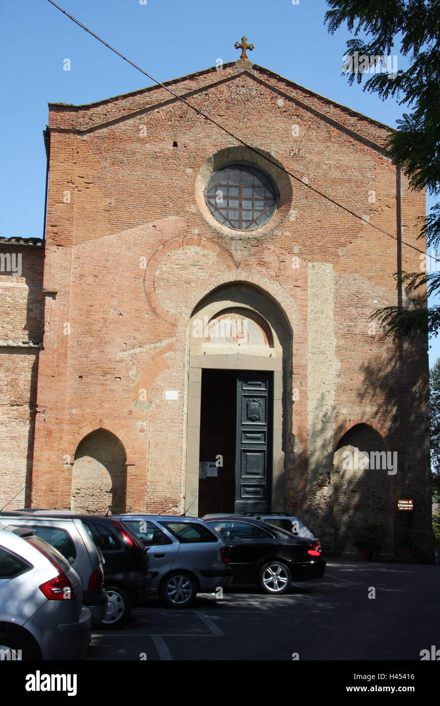 Italie, Toscane, San Miniato, l'église San Francesco, façade, un parking, des voitures, de la ville, la destination, le lieu d'intérêts, de l'église, de la construction, de l'architecture sacrée, la foi, la religion, le christianisme, à l'extérieur, d'entrée, porte, fenêtre ronde, Banque D'Images