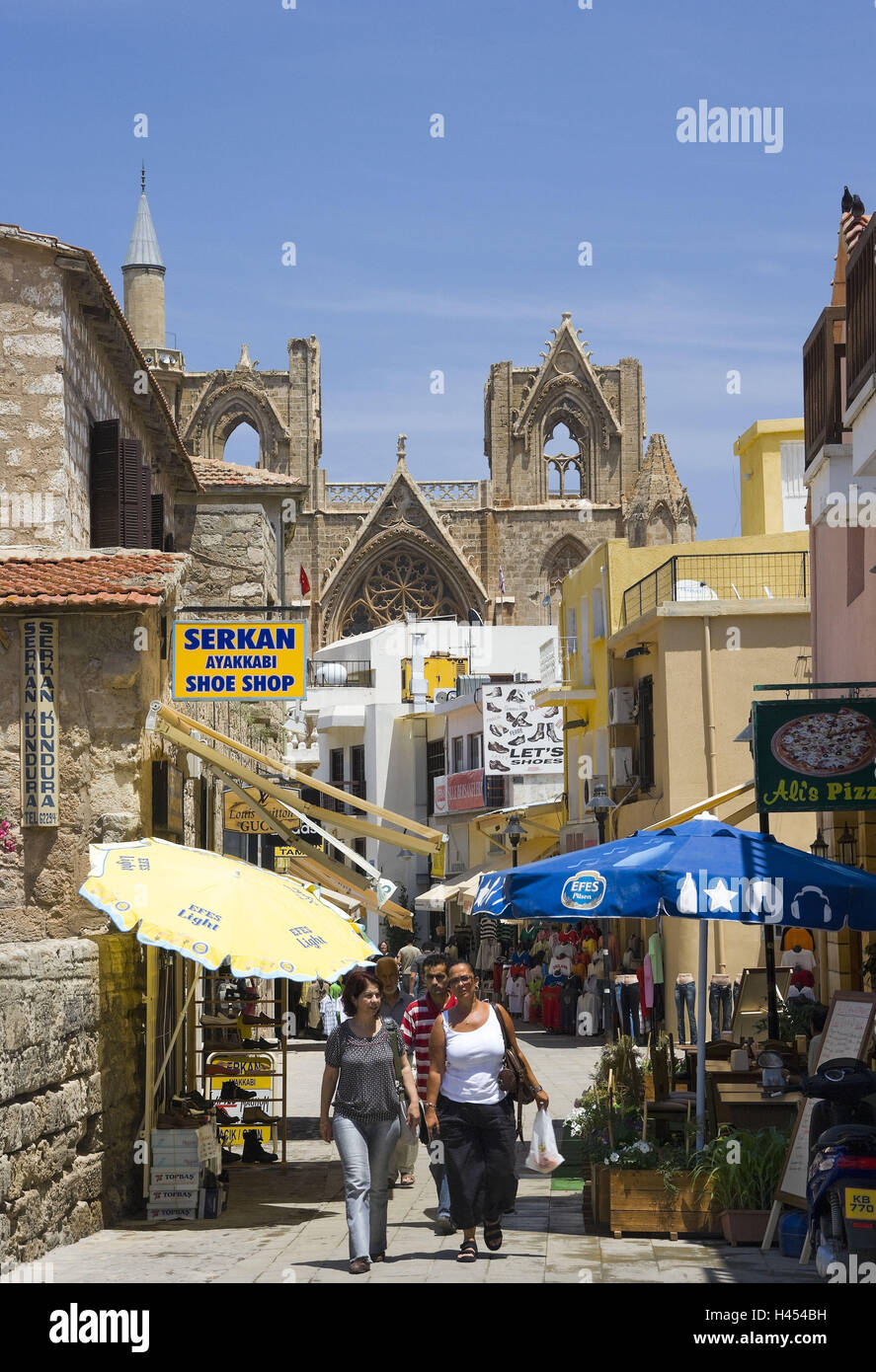 Chypre, Famagouste, rue commerçante, l'arrière-plan "Lala Mustafa Pasa' mosquée, touriste, Banque D'Images
