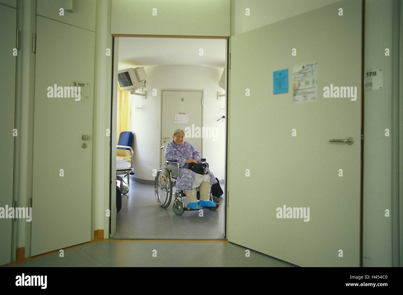 L\'hôpital, Ward, porte ouvertement, senior, de l\'invalide en ... L\'hôpital, Ward, porte ouvertement, senior, de l\'invalide en ...