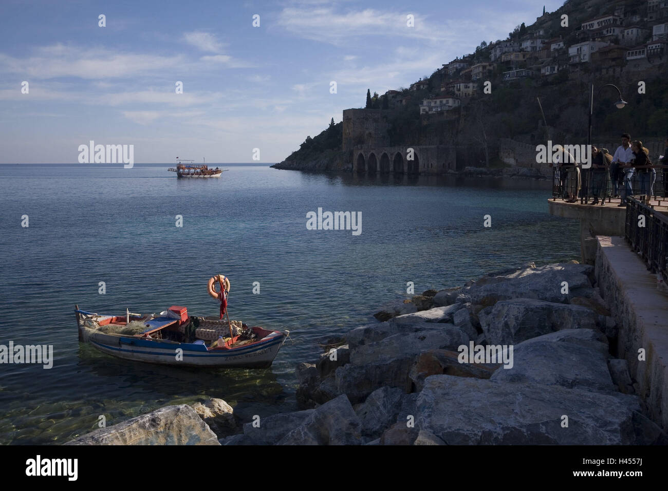 La Turquie, Antalya province, Alanya, Castle Mountain, Seldschukische dockyard, lookout, touristiques, de la ville, station balnéaire, Port, bassin du port, vue, bottes, bateaux de pêche, les eaux, la mer, rock, hill, maisons, maisons d'habitation, les bâtiments, les gens, le tourisme, l'excursion, Banque D'Images