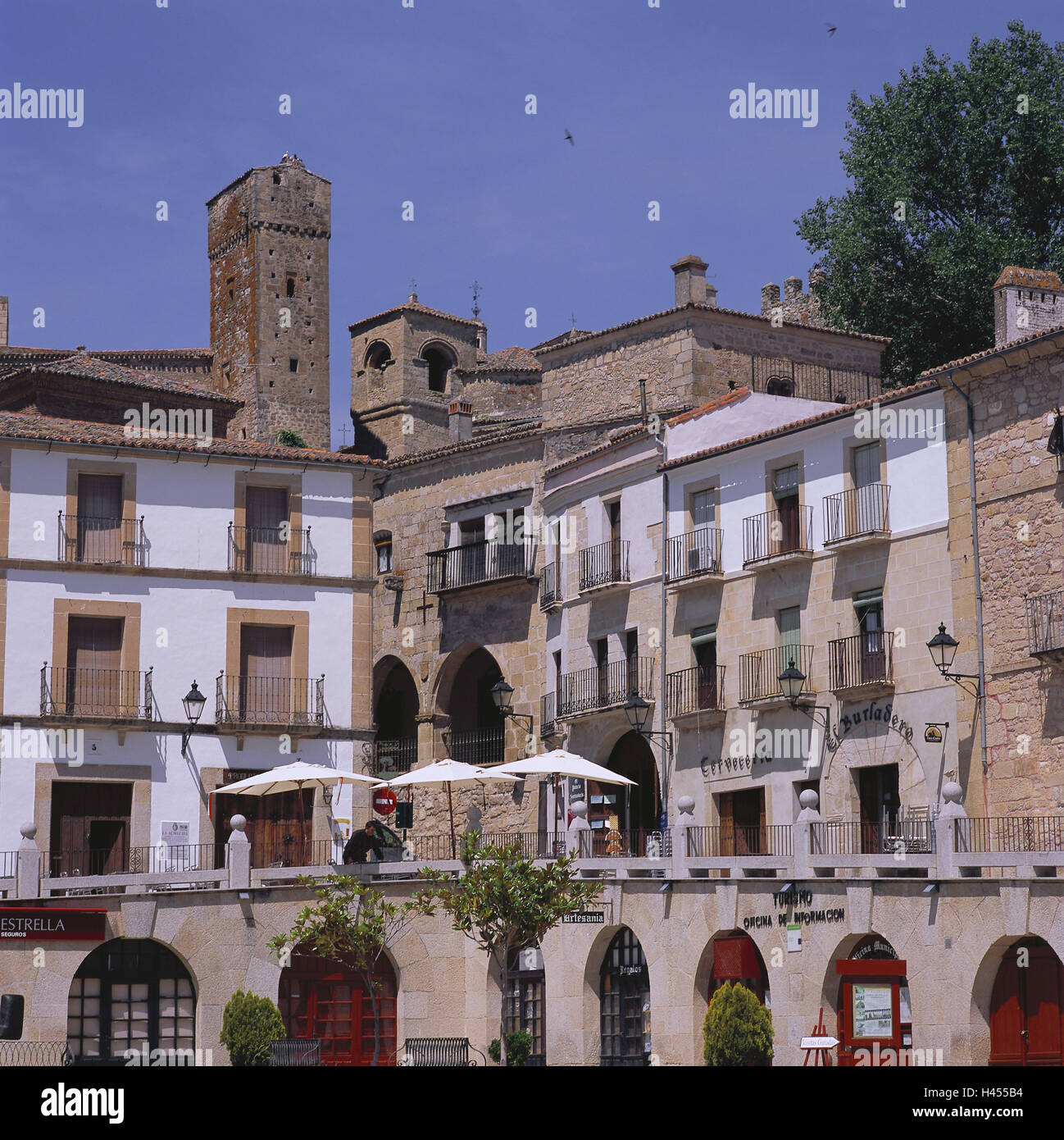 L'Espagne, ex-tréma dura, Trujillo, Plaza Mayor, Adel's houses, l'Europe, la destination, le lieu d'intérêt, ville, centre, historiquement, des capacités, des structures, de l'architecture, vieux, à l'extérieur, tour, parasols, les gens, les touristes, le tourisme, l'extérieur, Banque D'Images