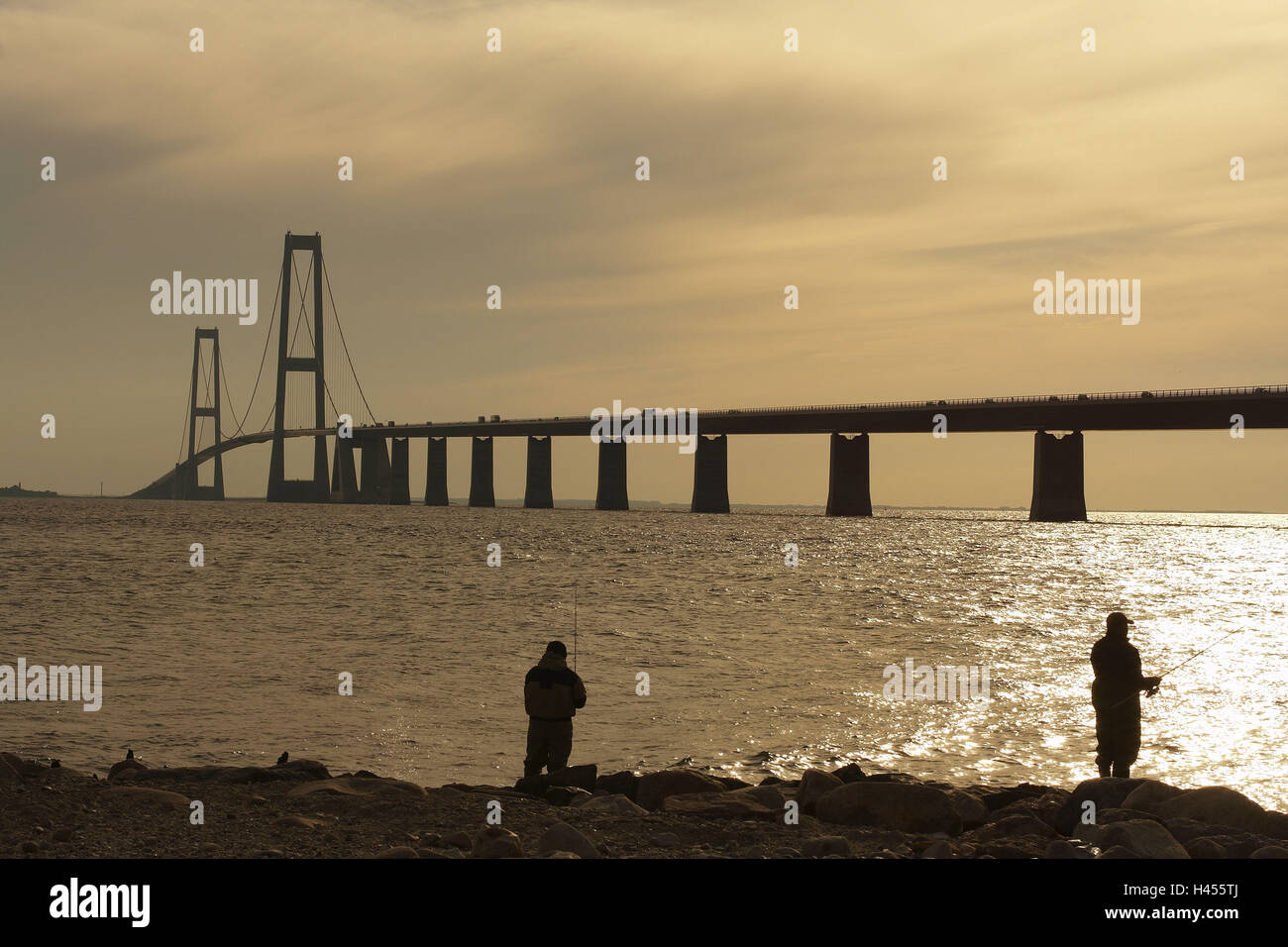 Le Danemark, Fionie, pêcheurs, pont du Grand Belt, coucher de soleil, Banque D'Images