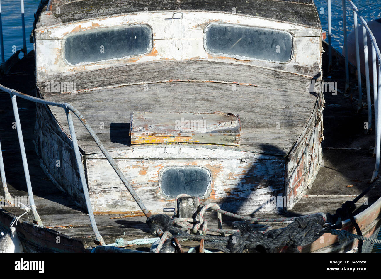 Bateau à l'abandon, Havelock, Pelorous Sound, Marlborough Sounds, île du Sud, Nouvelle-Zélande Banque D'Images