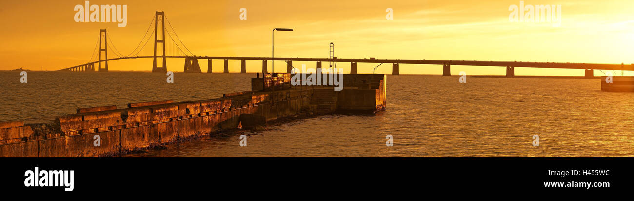 Le Danemark, Fionie, pont du Grand Belt, coucher de soleil, Banque D'Images