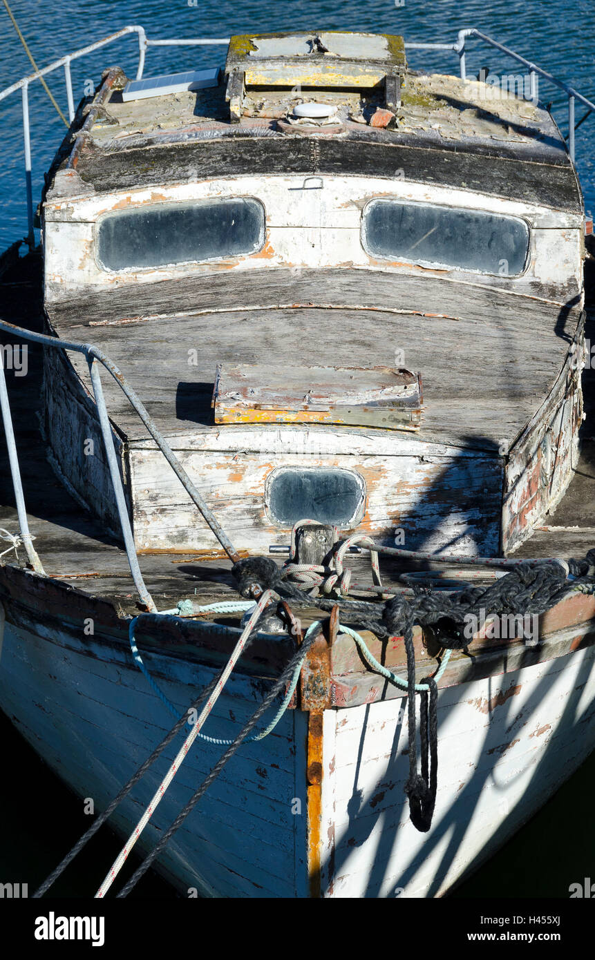 Bateau à l'abandon, Havelock, Pelorous Sound, Marlborough Sounds, île du Sud, Nouvelle-Zélande Banque D'Images