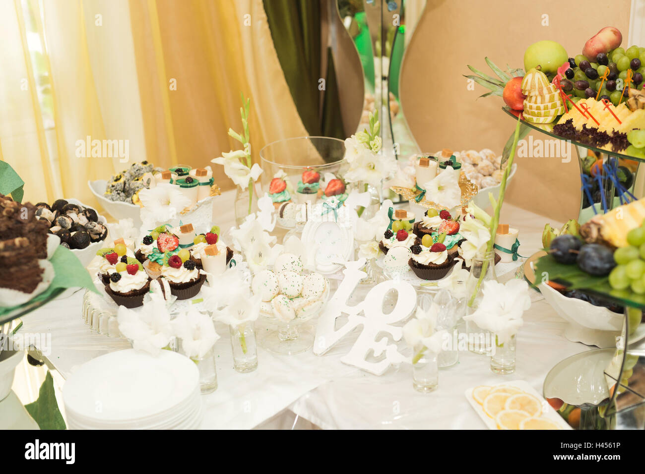 Délicieux et savoureux dessert cupcakes avec table à la réception des coups de closeup Banque D'Images