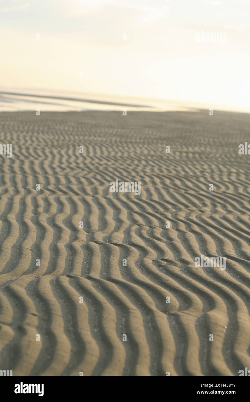 Plage, sable, vague, l'échantillon des cannelures, mer, lumière du soir, l'Italie, côte, plage de sable, beige, de la structure, formes, courbes, lignes ondulées, Rippelmarken, vague des échantillons, des échantillons de la chaîne de montage, le débit d'eau, lignes, nature, déserte, personne, le silence, la solitude, la largeur, la distance, le transitoriness, changement, changement, crépuscule, Banque D'Images