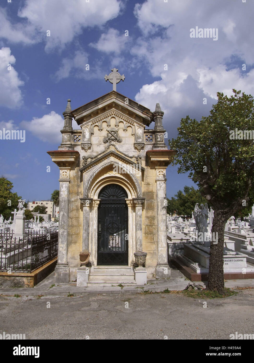 Mausolée, cimetière, Cementerio, Cristobal Colon, La Havane, Cuba, destination de vacances, destination, les Caraïbes, l'endroit d'intérêt, de la mort, tombe, tombe de pierres tombales, croix, crypt, tombes, des arbres, des disques tombe, chagrin, tombes, démission, mémoire, transitoriness, personne, nuages, ciel nuageux, beaux nuages, Banque D'Images