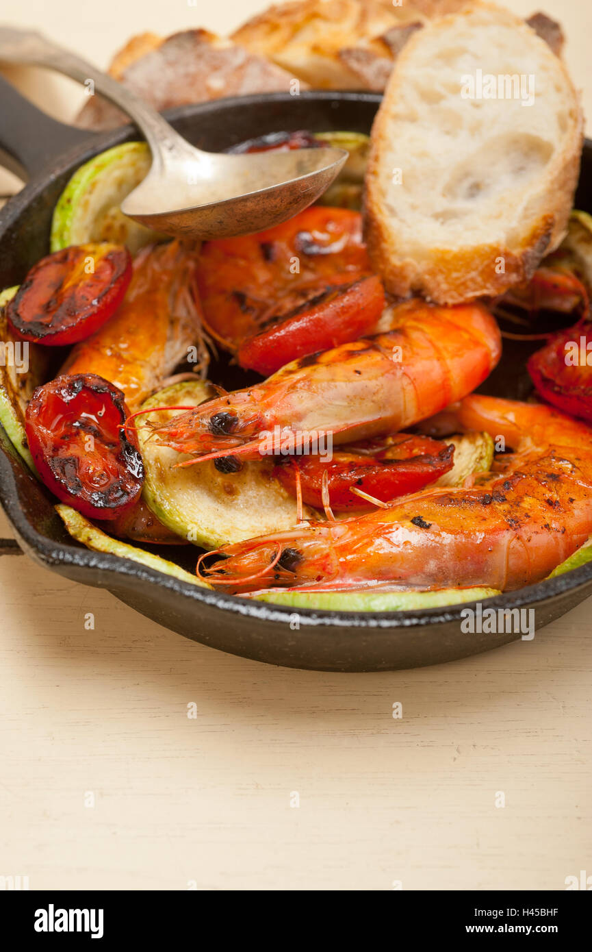 Crevettes grillées à la poêle en fonte avec les courgettes et tomates Banque D'Images