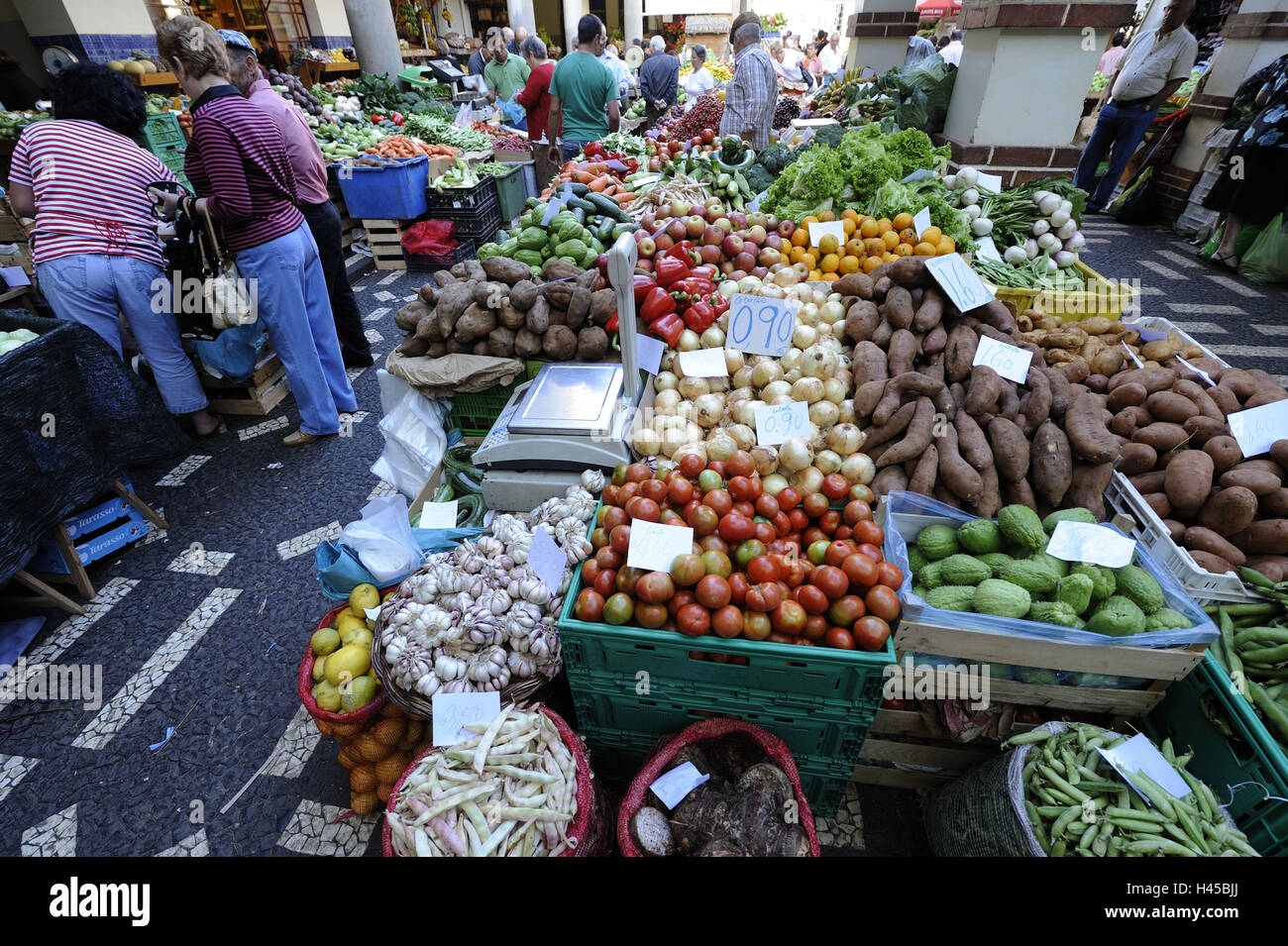 Le Portugal, l'île de Madère, Funchal, marché couvert, ventes, légumes, Banque D'Images