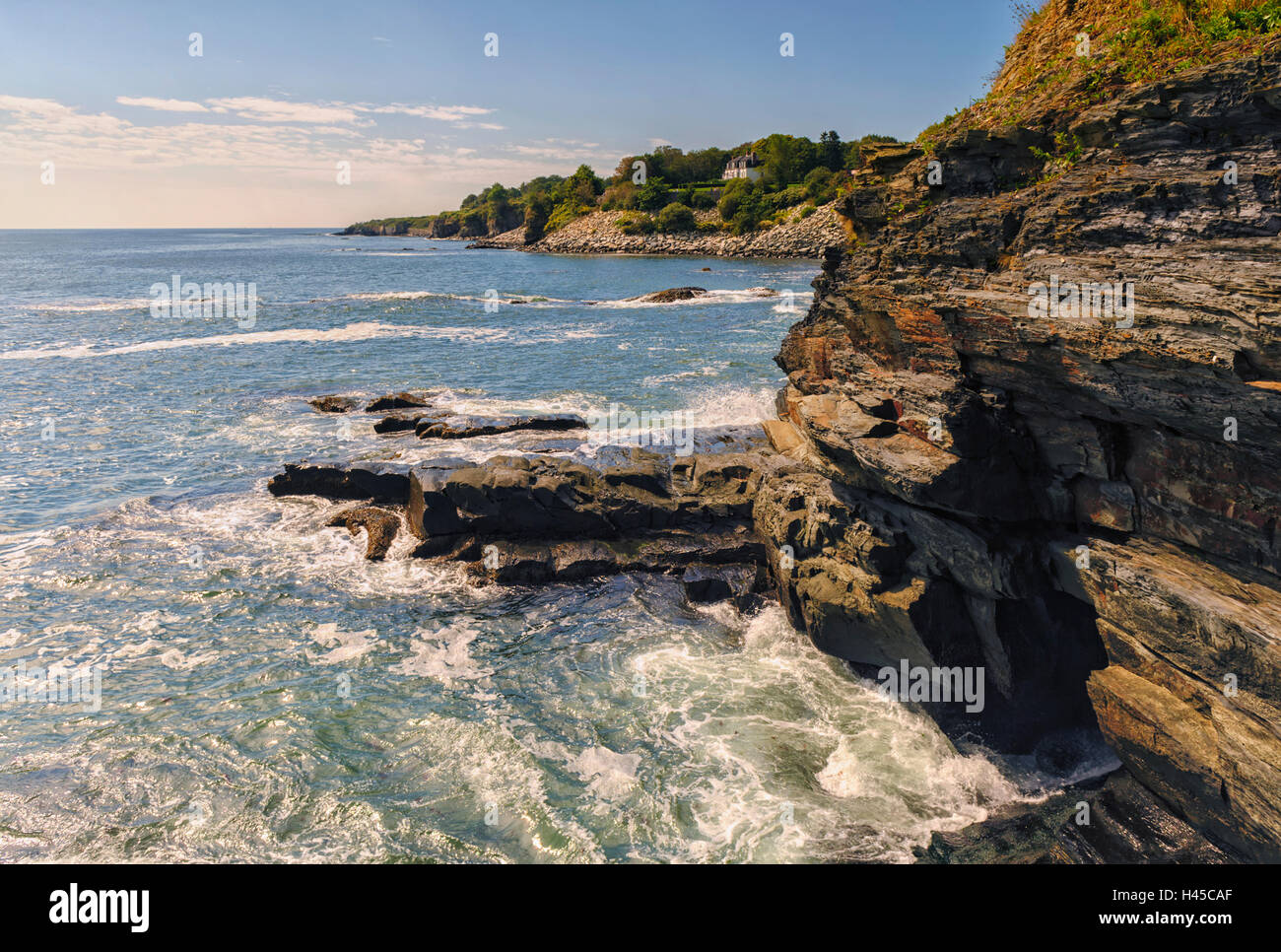 Falaise à pied le long de la mer RI Newport Rhode Island en septembre la fin de l'été début de l'automne automne Nouvelle Angleterre paysage pittoresque du paysage marin des vacances romantiques Banque D'Images