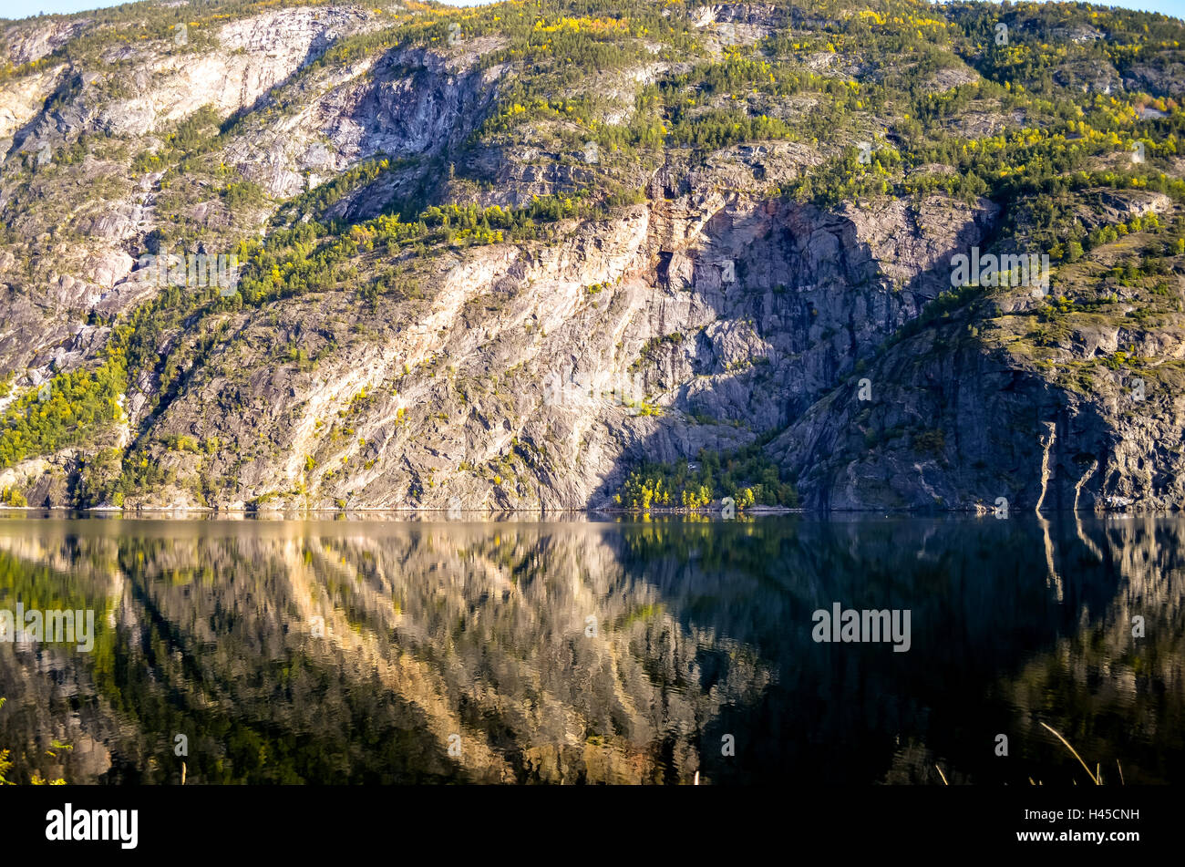 Parfait reflet de la montagne dans des paysages du fjord Banque D'Images