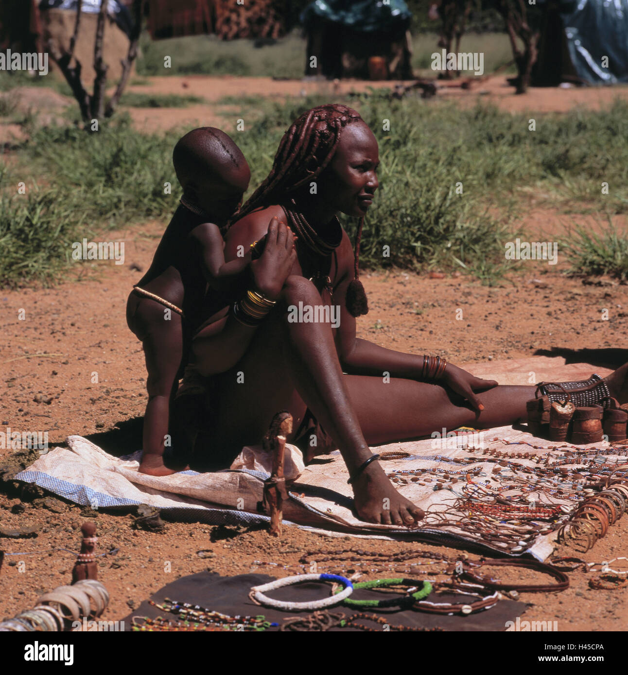La Namibie, Himba Kamanjab, femmes, enfants, bijoux, vendre, Afrique, sud-ouest, l'Afrique, personne, gens, Himba, tribu, tribu Himba, souche, femme, enfant, s'asseoir, vente de souvenirs, ventes, boutique souvenirs, faites à la main, à l'extérieur, Banque D'Images