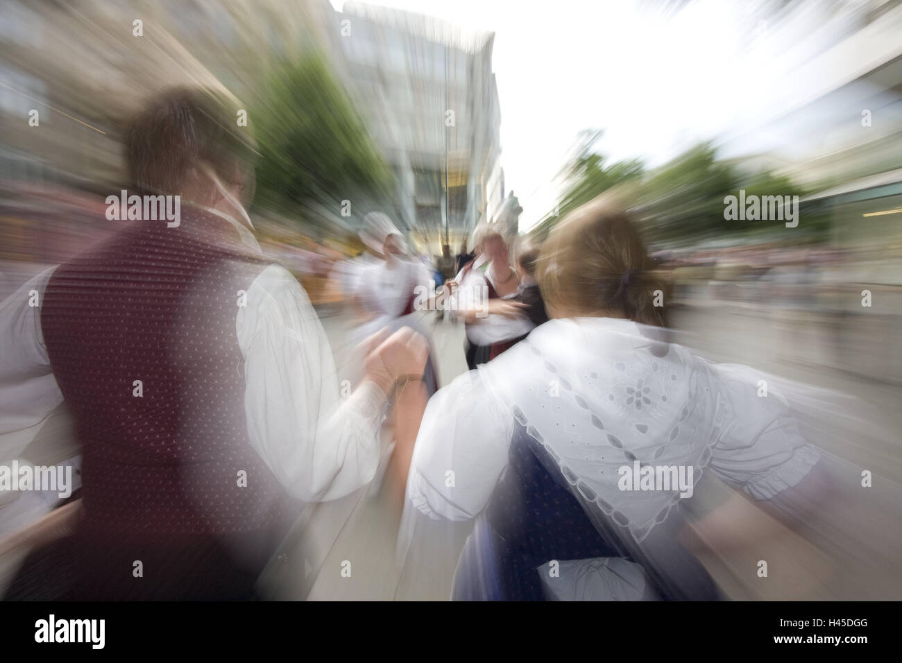 Allemagne, Hanovre, rue commerçante, couple, costume national dance, gros plan, ville, fête, Fête de la danse, danse, danse de groupe, danse folklorique, danse en couple, en vue de dos, personne, groupe, danse folklorique, costume national, la danse, le folklore, motion blur, zoom, effet de zoom, d'enregistrement Banque D'Images