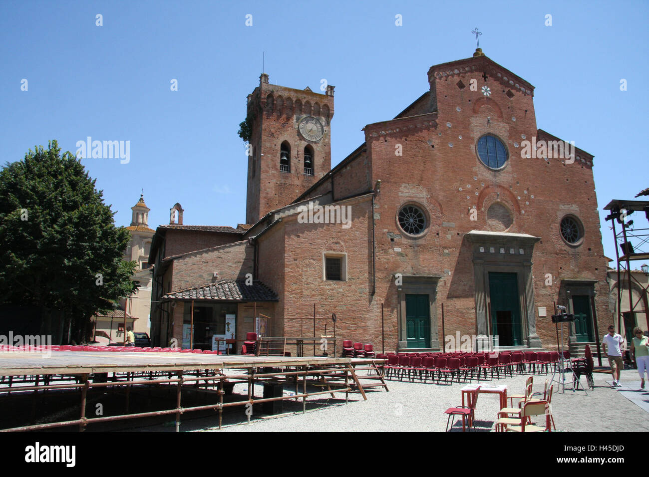 Italie, Toscane, San Miniato, Piazza del Duomo, la cathédrale, façade, tour, ville, la destination, le lieu d'intérêts, monument, bâtiment, structure, architecture, église, construction, sacré la foi, la religion, le christianisme, façade de briques, historiquement, des sièges, des chaises, des passants, des gens, à l'extérieur, Domplatze, Banque D'Images