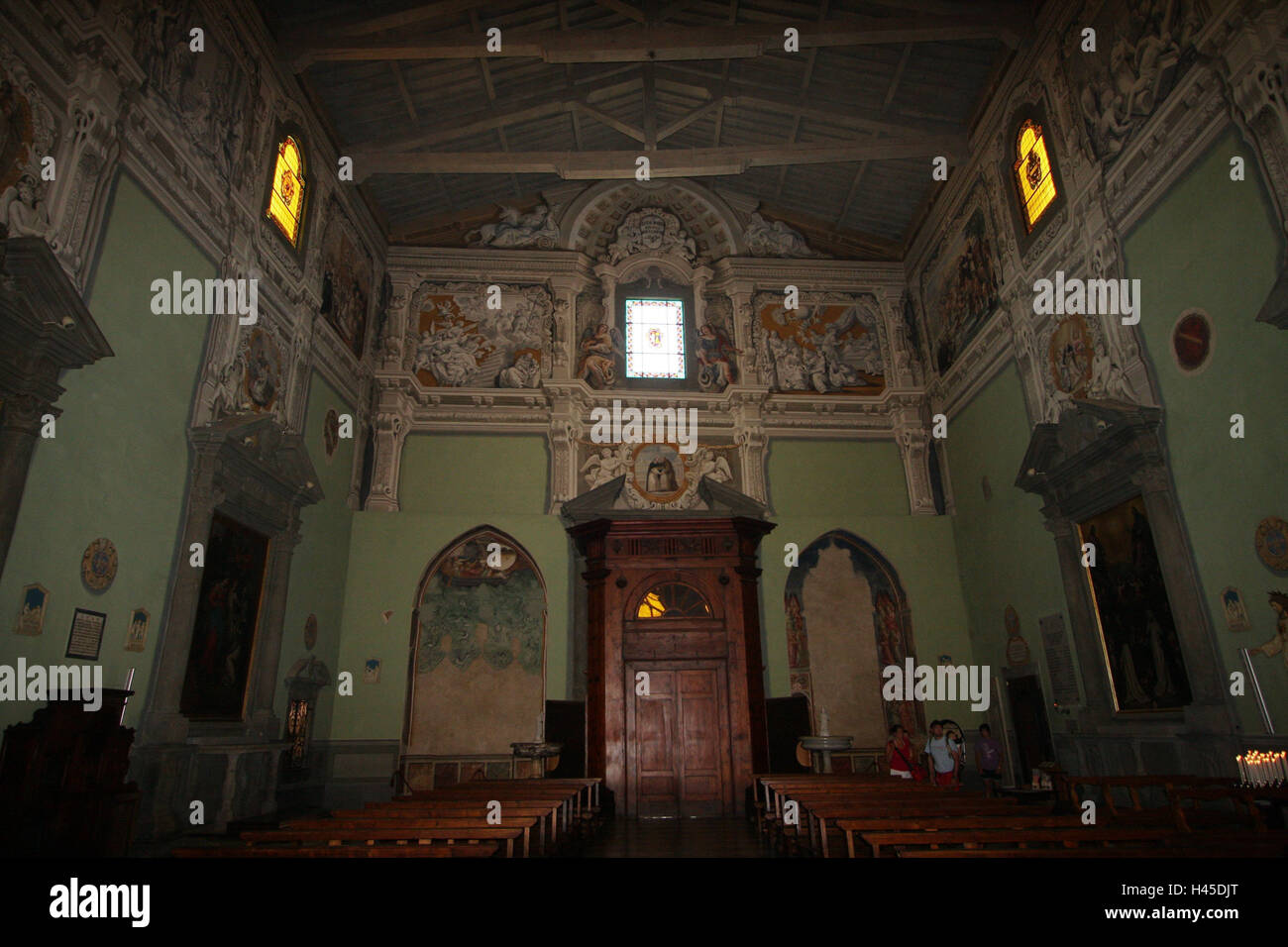 Italie, Toscane, San Miniato, l'église San Jacopo e Lucia, tourné de l'intérieur, les fresques, les touristes, le modèle ne libération, la ville, la destination, le lieu d'intérêts, d'un bâtiment, l'architecture, l'église, la construction sacrée, personne, du tourisme, de visiteur, à l'intérieur, peinture murale, hall, bancs d'église, foi, religion, christianisme, Banque D'Images