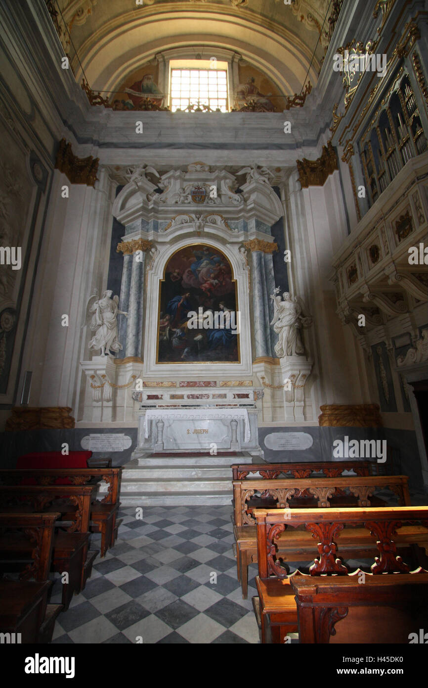 Italie, Toscane, San Miniato, église Santissimo Crocifisso, autel, ville, la destination, le lieu d'intérêts, d'un bâtiment, l'architecture, l'église, construction, sacré la foi, la religion, le christianisme, de culte, à l'intérieur, fresque, saint's photo, statues, bancs en bois, bancs, Banque D'Images