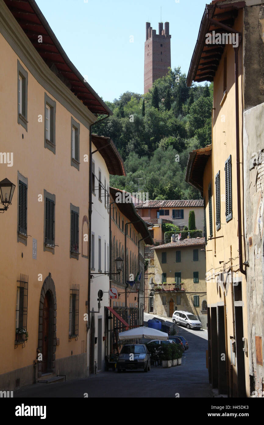 Italie, Toscane, San Miniato, Torre de Frederico, Lane, maisons, détail, ville, la destination, le lieu d'intérêts, d'un bâtiment, architecture, château, Rocca, tour, Friedrich's tower, tour de briques, d'arbustes, arbres, voitures, rue, parc, à l'extérieur, déserte, maisons d'habitation, Banque D'Images