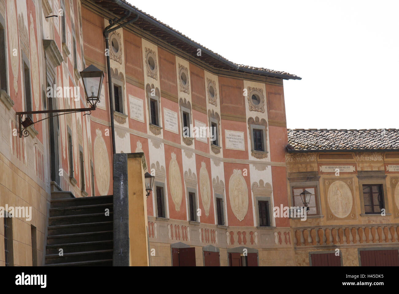 Italie, Toscane, San Miniato, Piazza della Republica, Seminario Vescovile, façade, détail, ville, la destination, le lieu d'intérêts, d'un bâtiment, d'architecture, il rénove, séminaire, séminaire, séminaire palace, fresques, à l'extérieur, déserte, escaliers, lanterne, Banque D'Images