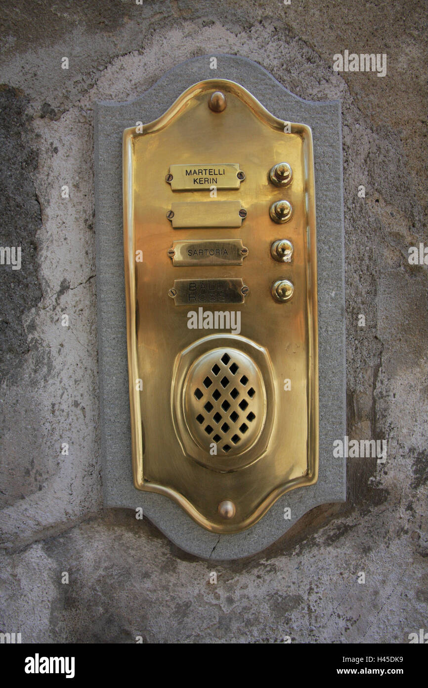 Italie, Toscane, San Miniato, laiton signe, cliquetis, haut-parleur, ville, destination, maison d'habitation, maison, à l'extérieur, muraille, béton, plâtre, appartements, quatre, habite, inoccupée, bloc appartements, talkback, bell signe, laiton, Banque D'Images