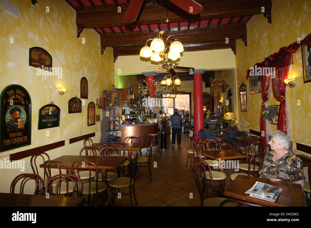 Italie, Toscane, San Miniato, Caffe, centrale réduite, tourné de l'intérieur, le modèle ne libération, ville, destination, gastronomie, bar, tables, chaises, arrangement intérieur, personne, temps libre, Banque D'Images