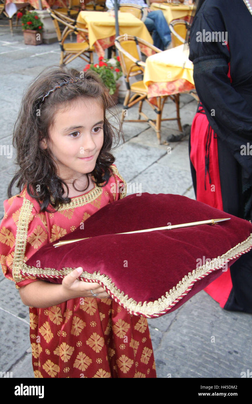 Italie, Toscane, Montecatini Alto, festival performance, Moyen-Âge, fille,  coussin velours, flèche d'or, de transporter, de costume, le modèle ne  libération, ville, destination, la haute ville, village de montagne, Moyen  Age, jeu medievally,