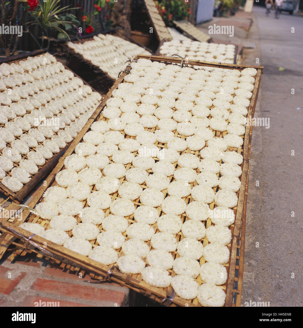 Le Laos, Luang Prabang, voyage des gaufres, sec, Asie, Asie du Sud-Est, la destination, le lieu d'intérêts, la culture, la vente de rue, ventes, de nourriture, d'armes, ensoleillée, séchage, beaucoup, interprété, à l'extérieur, déserte, Banque D'Images