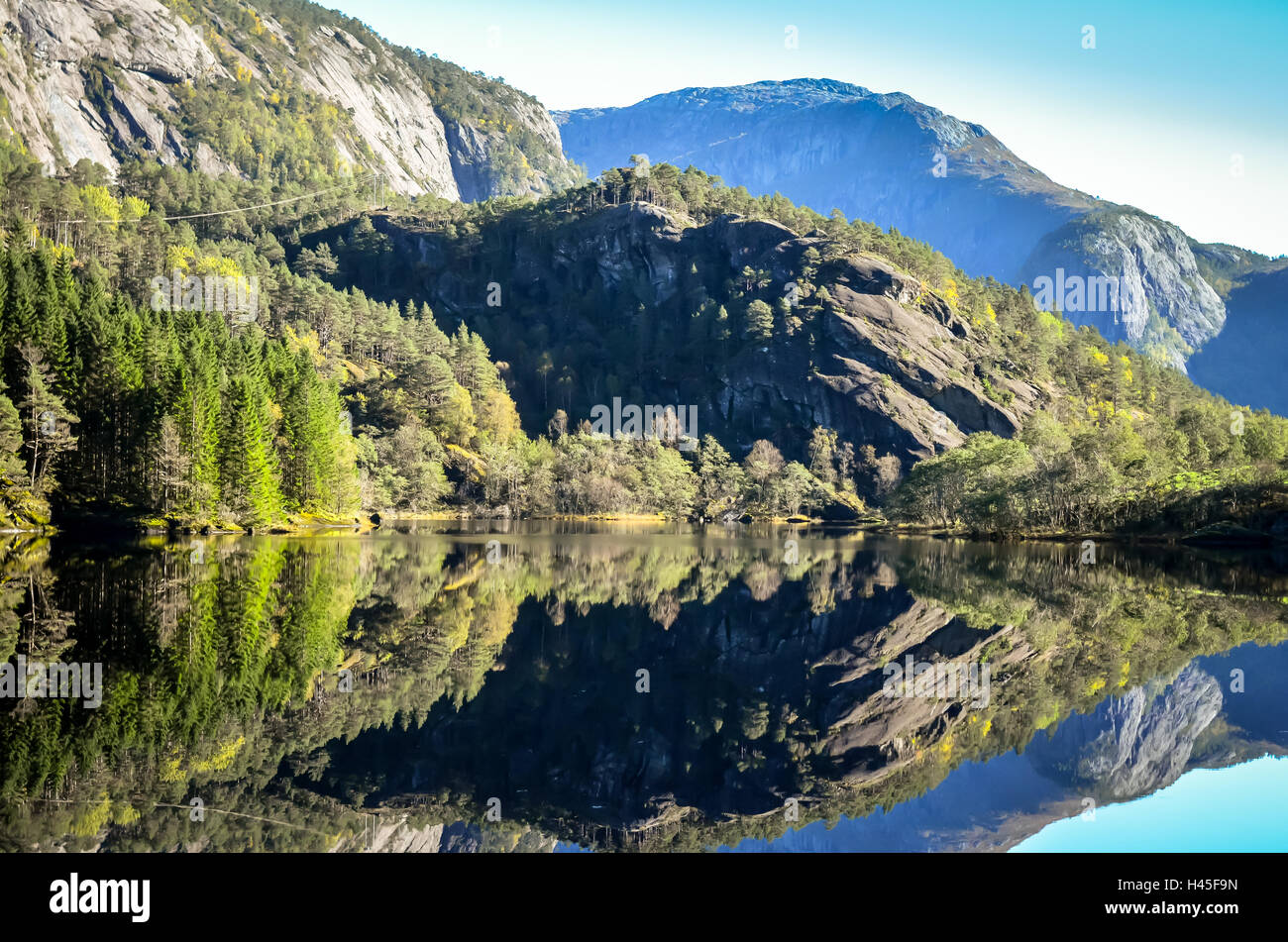 Parfait reflet de la montagne dans le fjord norvégien Banque D'Images