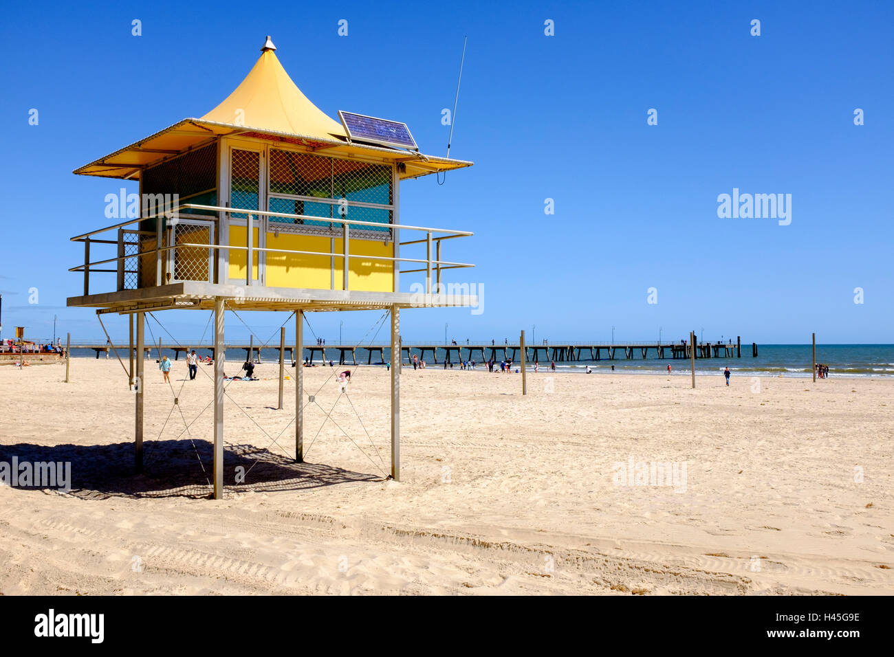 Un sauveteur tour à Glenelg, Australie du Sud et de la plage la plus populaire station de divertissement. Banque D'Images