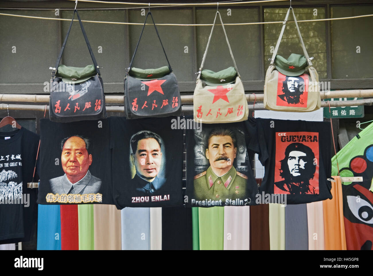 Chine, Shanghai, l'entreprise, ventes, sacs, casquettes, T-shirts, des politiciens, des photos, Zhou Enlai, Mao, Staline, Che Guevara, Banque D'Images