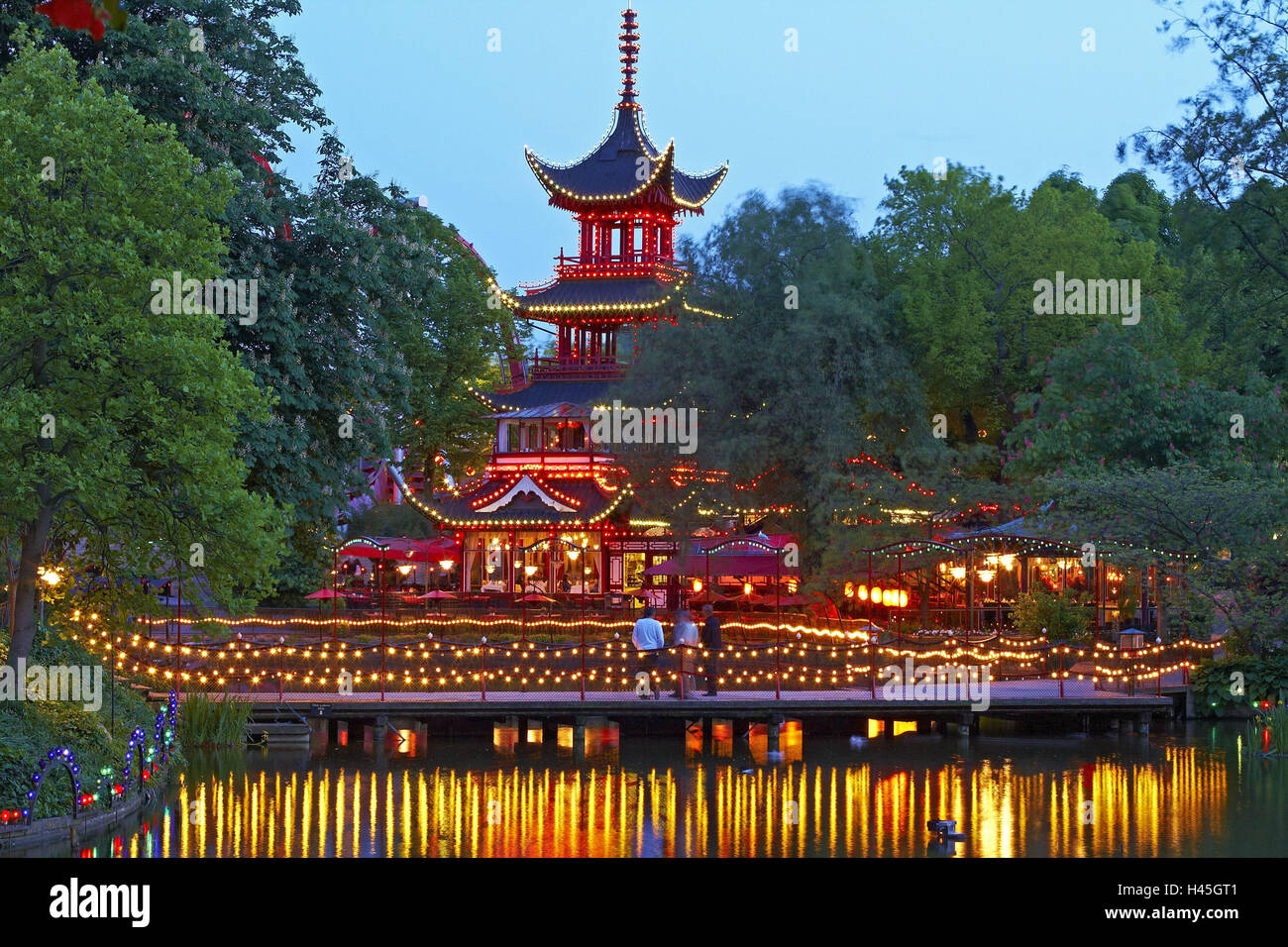 Danemark, copenhague, parc d'attractions Tivoli, un jardin japonais, illuminateds, soir, Banque D'Images