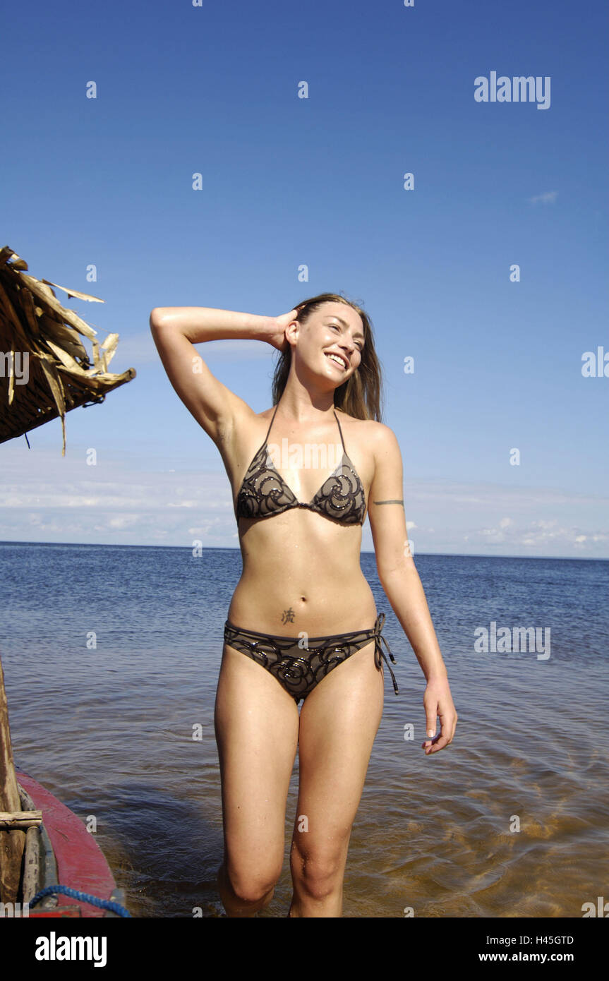 Femme, jeune, bikini, mer, bateau de pêche, détail, Banque D'Images