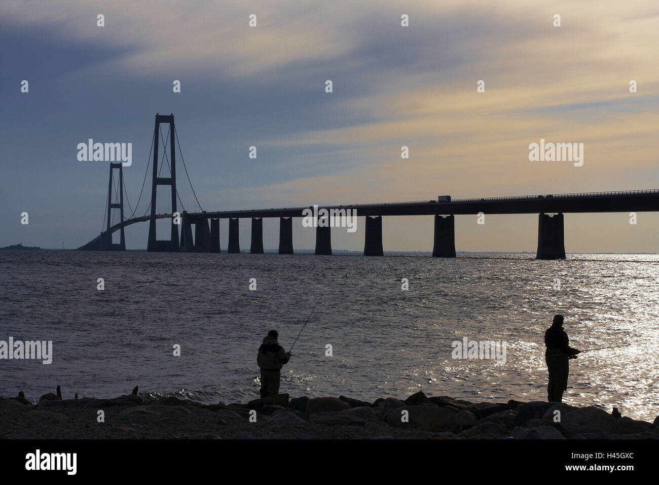 Le Danemark, Fionie, pêcheurs, pont du Grand Belt, coucher de soleil, Banque D'Images