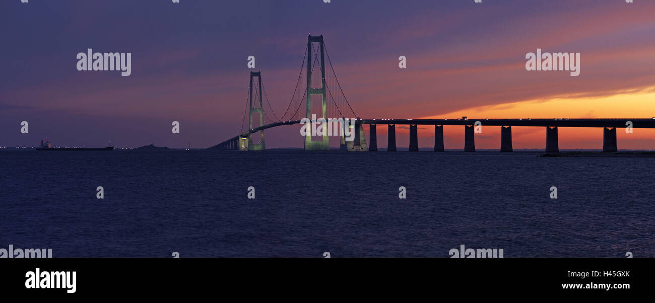 Le Danemark, Fionie, pont du Grand Belt, crépuscule, Banque D'Images