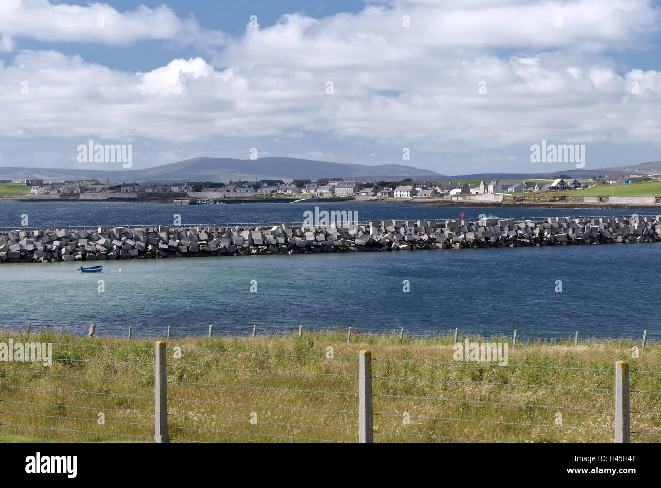 Grande Bretagne, Ecosse, Orkneyinseln, principal pays îles, South Ronaldsay, connexion, Chaussée Churchill, Orkney, point d'intérêt, de l'eau, la mer, les îles voisines, remblais, l'interdiction de sous-marins, protection, prévention, historiquement, le ciel, les nuages, Banque D'Images