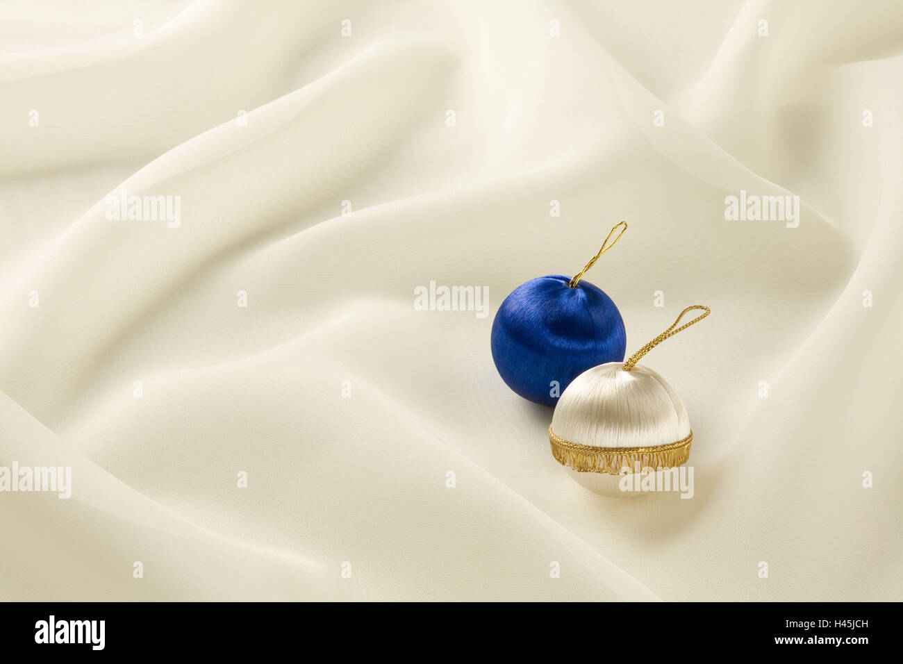 Arbre de Noël bleu et blanc sur fond blanc, de sphère Banque D'Images