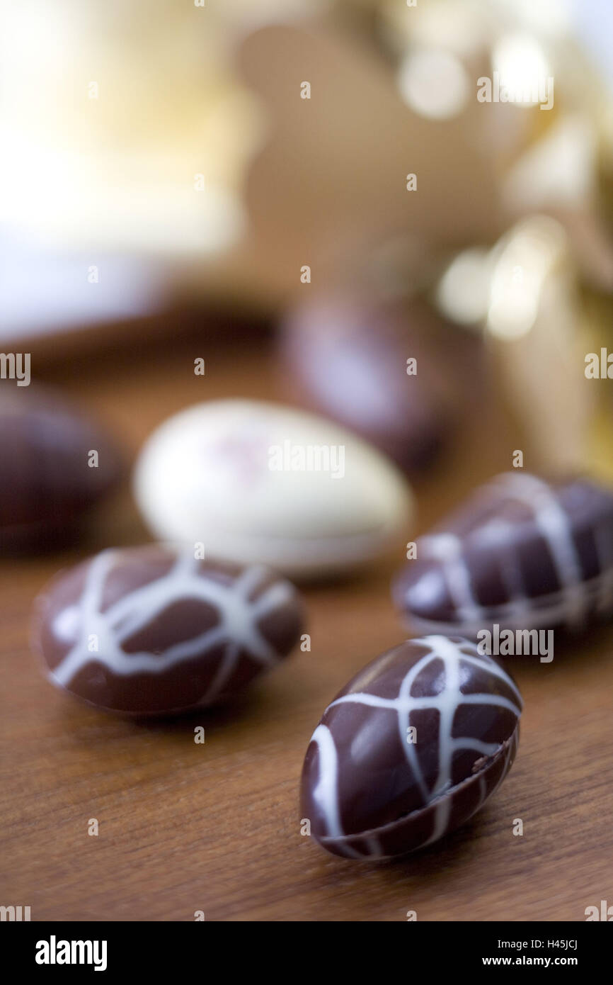 Oeufs en chocolat blanc et marron, Banque D'Images