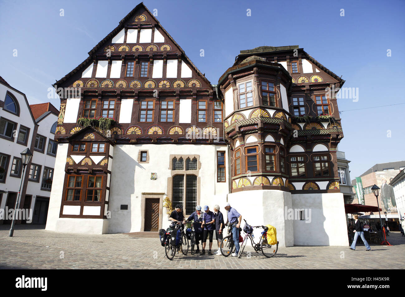 L'Allemagne, en Rhénanie du Nord-Westphalie, Hagen, le marché, l'ancien Dechanei, touristes, pays montagneux de la Weser, district ville, Vieille Ville, Dechanei, maison à colombages, maison, style architectural, l'architecture, des colombages, Adel du conducteur, Weser-renaissance, maisons, maisons d'habitation, l'architecture, typiquement, les gens, les touristes, les voyages en groupe, tourisme, location, vacances, voyage, été, saison, soleil Banque D'Images