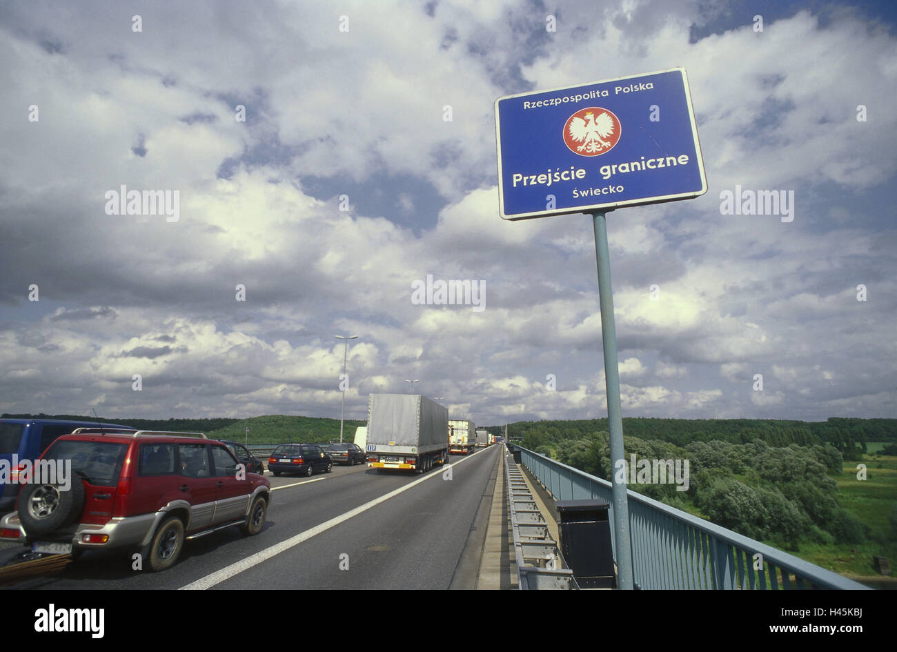 L'Allemagne, la Pologne, le franchissement des frontières, voitures, pont, rivière morello, marge, marge de l'état, pays, Etats, fleuve frontière, autobridge, rue, trafic, trafic frontalier, l'UE, signe, signe, ciel, cloudies, Banque D'Images